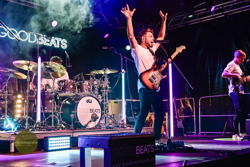 Die Liveband GOODBEATS auf einer Open-Air-Bühne unter Scheinwerfern, davor das Publikum