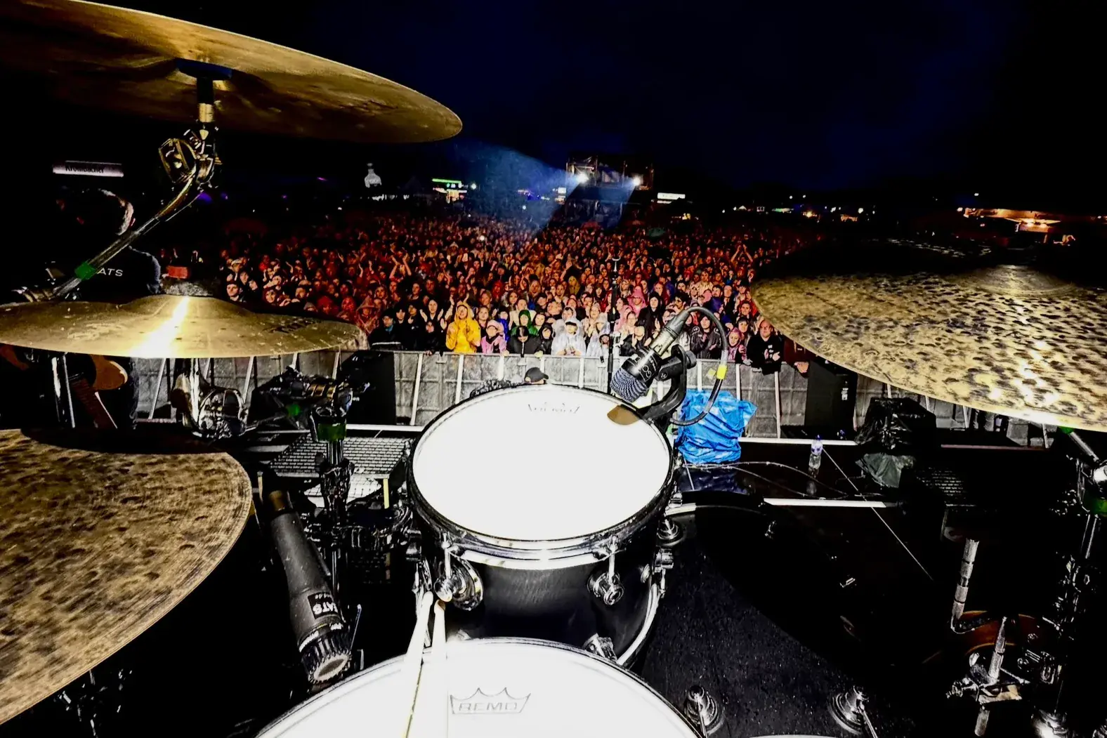 Blick von der Bühne über die Band ins dicht gefüllte Publikum beim Libori in Paderborn — GOODBEATS als Band für Stadtfeste