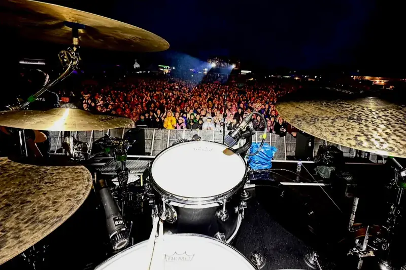 Blick von der Bühne über die Band ins dicht gefüllte Publikum beim Libori in Paderborn — GOODBEATS als Band für Stadtfeste